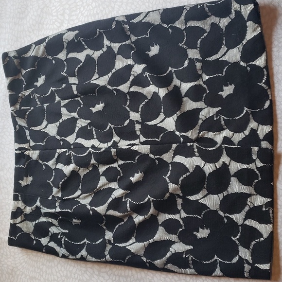 Ann Taylor Black & Cream Floral Lace Midi Skirt Size 8P - Picture 2 of 12